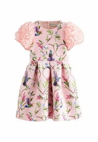 Różowa sukienka w kwiatowy wzór z kolibrami, z falbaniastymi bufkami i plisowanym dołem. Gładki materiał z kwiatowymi akcentami.