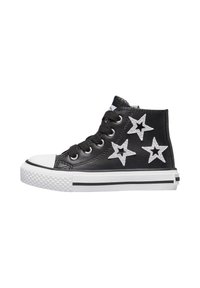 Sneaker nera alta con suola e punta in gomma bianca, decorata con tre toppe a forma di stella bianca sul lato.