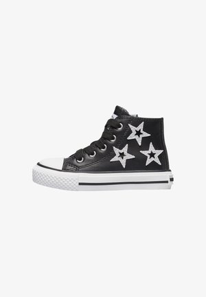 Sneaker nera alta con suola e punta in gomma bianca, decorata con tre toppe a forma di stella bianca sul lato.