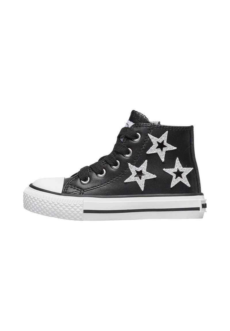 Sneaker nera alta con suola e punta in gomma bianca, decorata con tre toppe a forma di stella bianca sul lato.