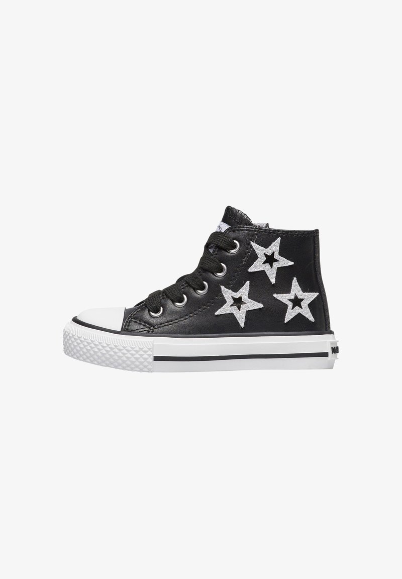 Sneaker nera alta con suola e punta in gomma bianca, decorata con tre toppe a forma di stella bianca sul lato.