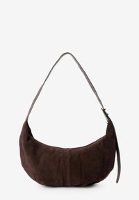Sac à bandoulière en daim marron foncé avec une silhouette courbe, un fond plat et une seule sangle en cuir. Il dispose d'une fermeture éclair sur le dessus.