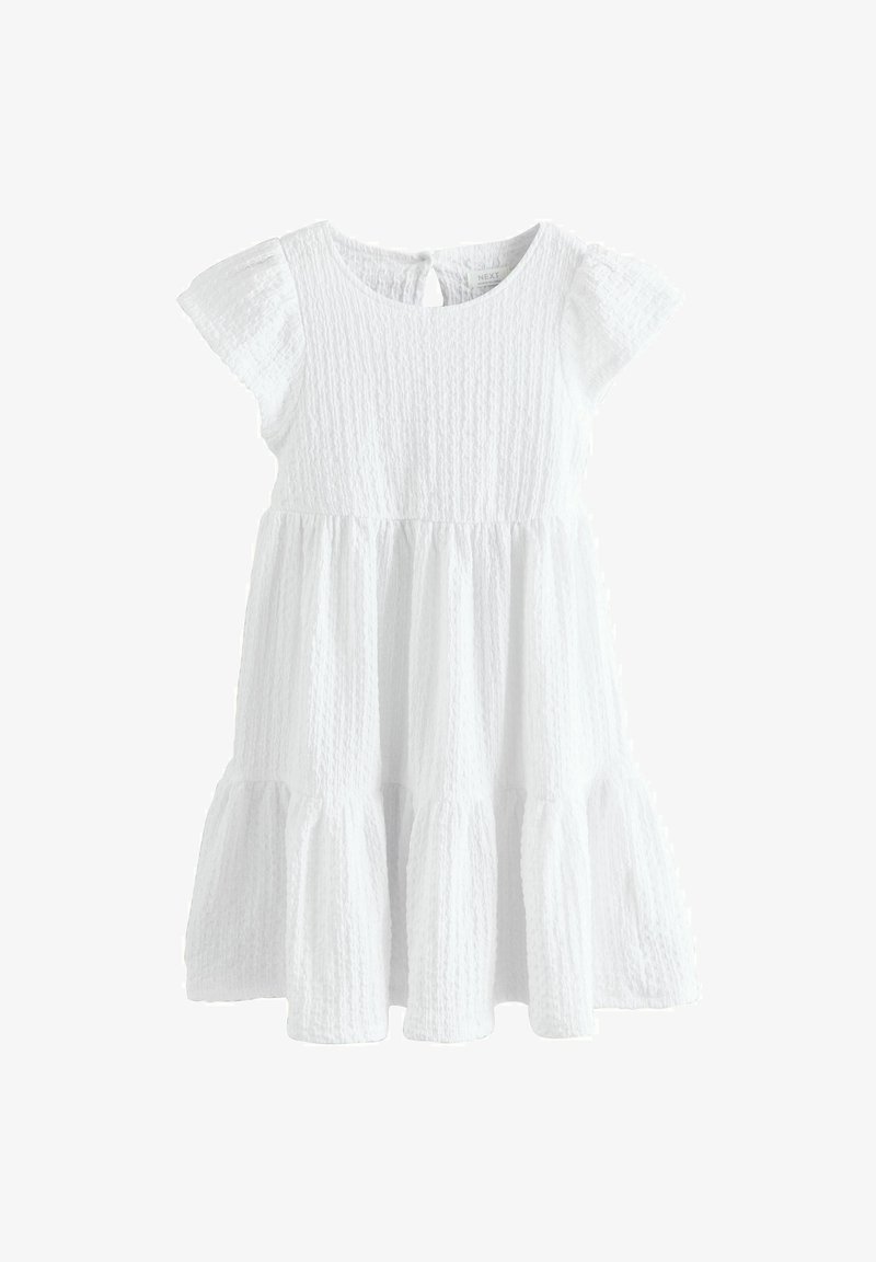 Vestido blanco texturizado para niño pequeño, de manga corta, con escote redondo, cintura fruncida, falda de volantes y cierre con botones en la parte trasera.