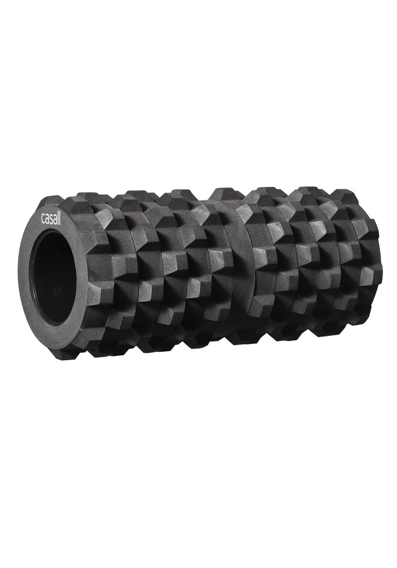 Rodillo de espuma negro con un patrón texturizado en forma de hexágono. Forma cilíndrica, centro hueco y extremos lisos. Nombre de la marca "casall" impreso en blanco.