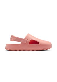 Des chaussures rose à enfiler avec un bout ouvert et une sangle à l'arrière, fabriquées en matériau synthétique lisse. Comprend des découpes sur les côtés et une semelle texturée.