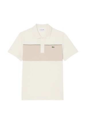 Polo à manches courtes beige et crème, avec un col à trois boutons et un logo vert brodé, présentant un design à blocs de couleur horizontaux.