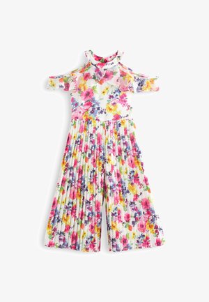 Dziewczęca plisowana sukienka z odkrytymi ramionami i kwiatowym wzorem, z falbanką przy dekolcie, w odcieniach różu, żółci, fioletu i zieleni na białym tle.