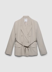 Blazer beige croisé en tissu lisse, avec de grands boutons blancs, une ceinture marron et deux poches avant.