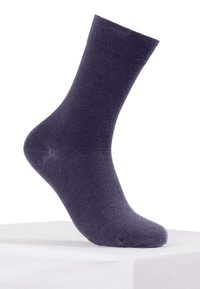 Calzino viola realizzato in un tessuto liscio e elasticizzato. Design di lunghezza media con orlo a coste e punta senza cuciture per il massimo comfort.