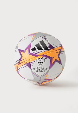 Balón de fútbol blanco de la UEFA Women’s Champions League con diseños de estrellas moradas y naranjas y el logotipo negro de Adidas sobre un fondo liso.