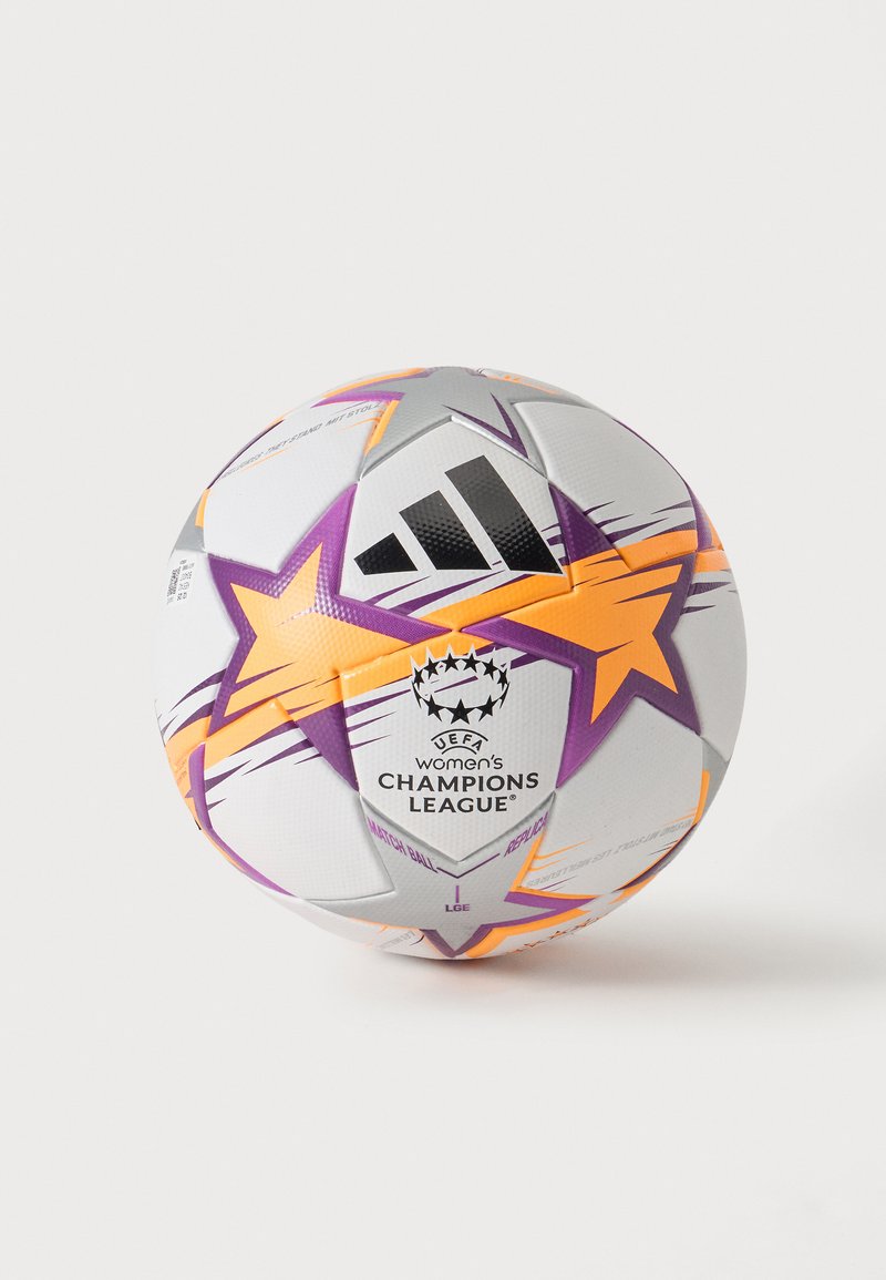 Λευκή μπάλα ποδοσφαίρου UEFA Women’s Champions League με μοβ και πορτοκαλί αστρικά σχέδια και μαύρο λογότυπο Adidas σε απλό φόντο.