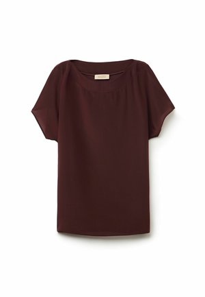 Blouse bordeaux à manches courtes avec un col rond ; tissu doux et lisse ; coupe décontractée ; ourlet droit ; sans motifs ni quincaillerie visibles.