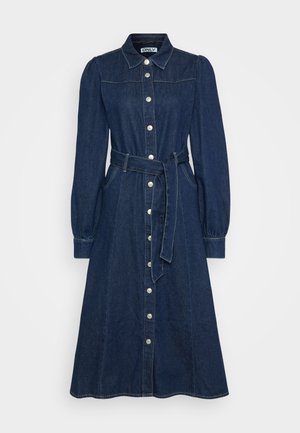 Denim obleka v temno modri barvi s ovratnikom, dolgimi napihnjenimi rokavi, zapenjanjem na gumbe spredaj in ujemajočim se pasom v pasu.