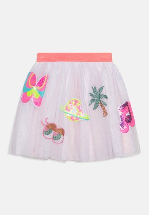 Jupe en tulle avec une ceinture en paillettes roses, ornée de patchs de sequins colorés incluant un papillon, un palmier et des lunettes de soleil.
