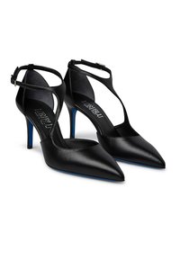 Scarpe nere in pelle con tacco alto, punta affusolata, cinturino alla caviglia e accentuazione blu sul tacco. Texture liscia e design minimalista.