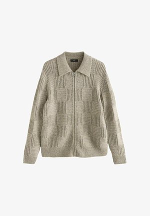 Světle hnědý pletený kardigan na zip s kostkovaným ribkovým vzorem a širokým límcem, položený na bílém pozadí.