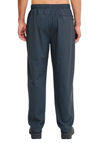 Donkergrijze, lichtgewicht herenbroek met een elastische tailleband, textuurstof en een relaxte pasvorm, geschikt voor casual kleding.