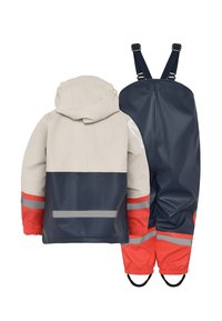 Wasserdichte Jacke in Hellgrau mit navyfarbenem Unterteil und roten, gestreiften Akzenten; kombiniert mit navyfarbener Latzhose, elastischen Bündchen und Trägern.