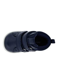 Scarpe per bambini blu navy realizzate in materiale sintetico, con due fasce in velcro, punta rotonda, colletto imbottito e suola bianca a contrasto.