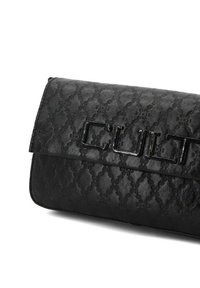 Clutch bag in finta pelle nera con texture trapuntata, chiusura a patta magnetica e logo del marchio impresso con finitura lucida.