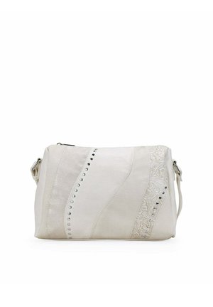 Bolso bandolera de cuero blanco con paneles curvos cosidos, pequeñas tachuelas plateadas, patrón floral en relieve y correa lateral ajustable.