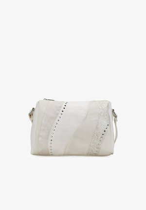 Bolso bandolera de cuero blanco con paneles curvos cosidos, pequeñas tachuelas plateadas, patrón floral en relieve y correa lateral ajustable.