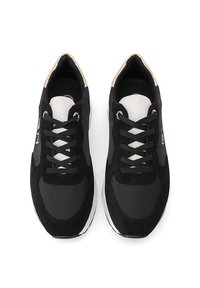 Scarpe sportive nere realizzate con materiali in suede e mesh. Caratteristiche includono lacci neri piatti, suola intermedia bianca e un design minimalista.