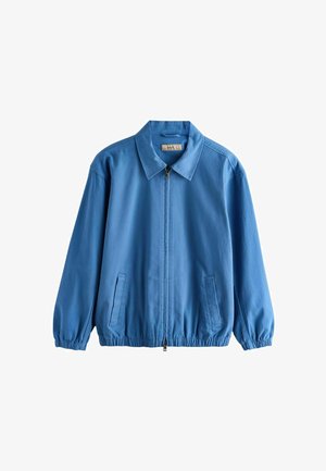 Blaue Jacke mit Reißverschluss, Kragen, elastischen Bündchen und Saum sowie zwei vorderen Schlitztaschen vor weißem Hintergrund.
