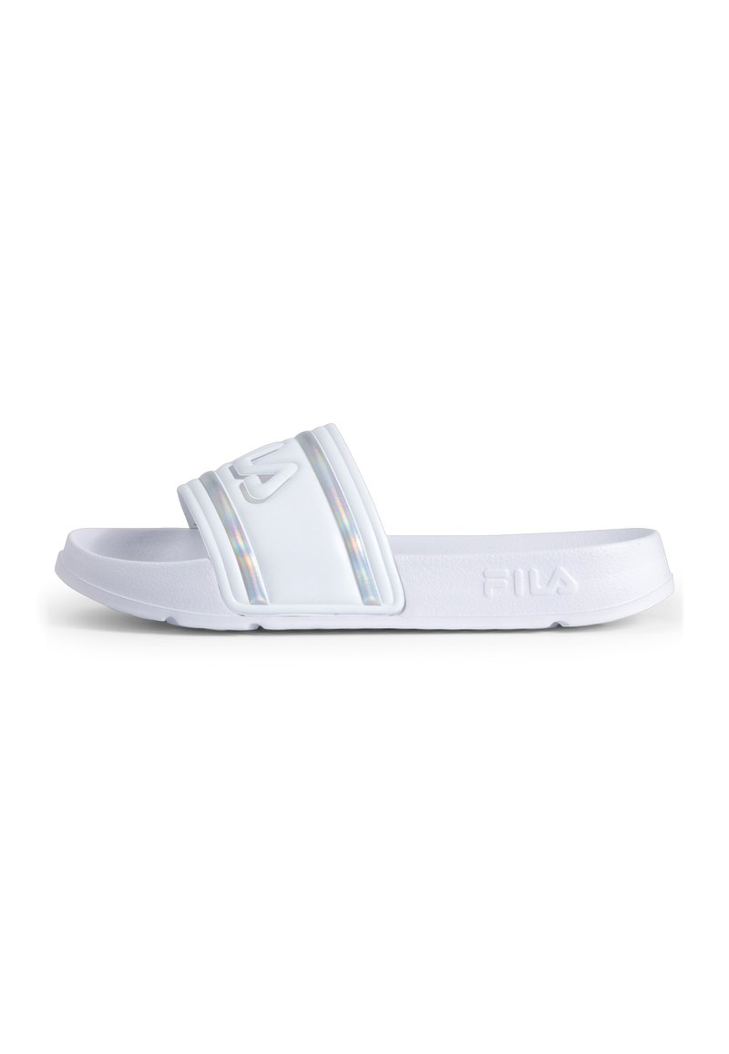 Tongs blanches à glissière avec une finition brillante, présentant une large bande avec des accents iridescents et le logo de la marque. Semelle plate et texturée pour une bonne adhérence.