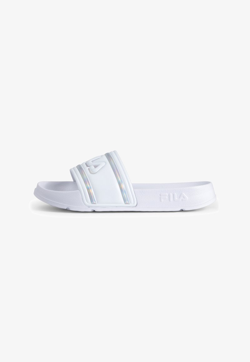 Tongs blanches à glissière avec une finition brillante, présentant une large bande avec des accents iridescents et le logo de la marque. Semelle plate et texturée pour une bonne adhérence.