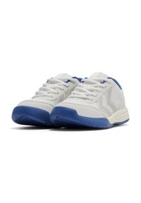 Scarpe sportive bianche con accenti blu, tomaia in rete e sintetico, suola testurizzata, lacci piatti e un design minimale.