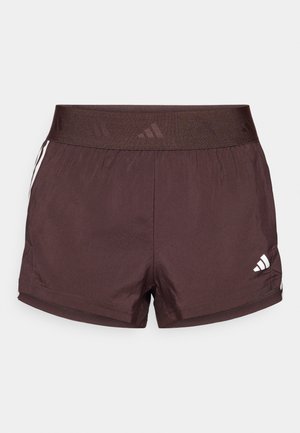 Shorts de sport bruns avec une ceinture élastique texturée, présentant des rayures blanches sur les côtés et un petit logo en bas à droite de l'ourlet.