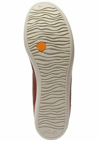 Zapato de cuero marrón con un upper texturizado y una suela de goma blanca ondulada que presenta un logo circular naranja. Talle 38 impreso en la suela.