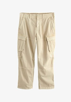 Beige cargobukser med knap- og lynlåslukning, sidelommer med klap og fremadbøjede håndlommer, lagt fladt på hvid baggrund.