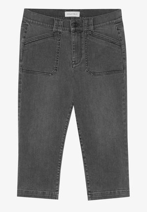 Sive denim capri hlače s prilagojenim oblikovanjem, ki vključujejo sprednje žepe, gumbasto zapiranje in nekoliko postarano teksturo.