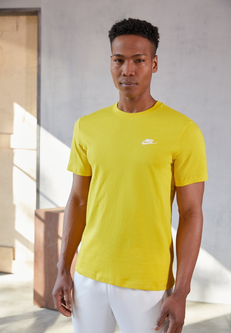 Nike Sportswear CLUB TEE - Navadna majica - gelb/weiss