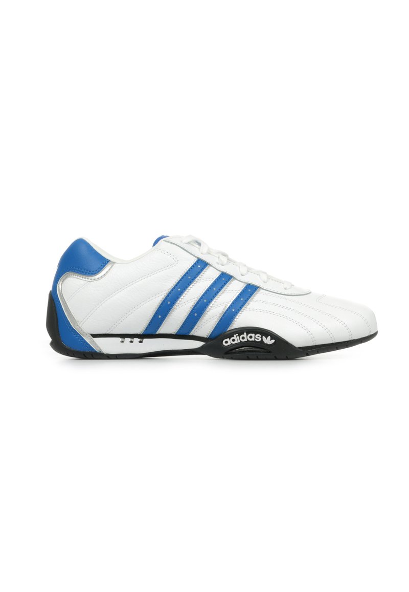Bottines de sport en cuir blanc avec des accents bleus et trois rayures bleues. Elles possèdent une semelle en caoutchouc noir avec une marque visible et une texture perforée.