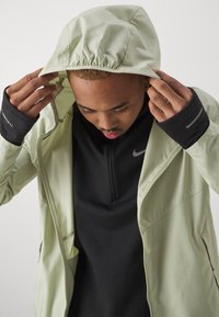 Nike Performance MILER - Vindjakke - olive aura