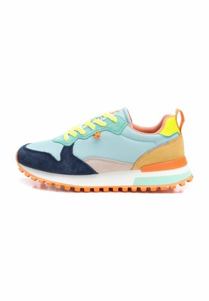 Zapatillas deportivas que combinan cuero azul claro y ante azul marino, con detalles en naranja, cordones verdes y suela de goma texturizada.