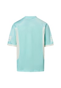 Błękitna koszulka sportowa z krótkim rękawem, o siateczkowej fakturze, z białymi akcentami i logo na lewym rękawie. Widok z tyłu.