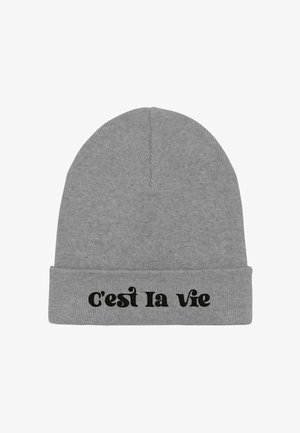 Bonnet en tricot gris avec un revers retourné portant le texte « C'est la vie » en police noire et en gras. Texture douce, matériau extensible.
