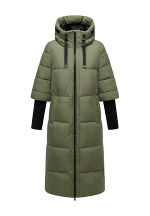 Padded long coat w kolorze oliwkowym z kapturem ze sznurkiem, krótkimi bufkami, bocznymi kieszeniami, czarnymi prążkowanymi akcentami na rękawach oraz z przodem na zamek.