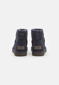 UGG CLASSIC MINI II - Talvisaappaat - eve blue