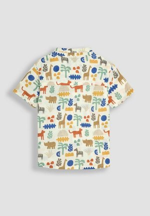 Majica s kratkimi rokavi iz lahkega materiala, ki ima večbarvni vzorec živali in rastlin v odtenkih zelene, rjave, modre in oranžne.