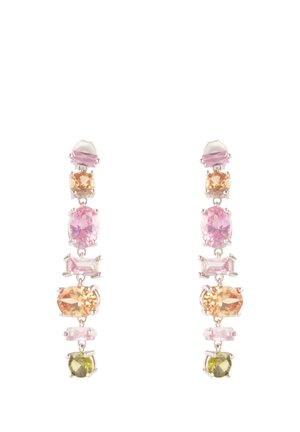 Visiace náušnice so siedmimi viacfarebnými drahokamami v odtieňoch ružovej, oranžovej a zelenej, zasadené do strieborných pazúrikov, usporiadané vertikálne.