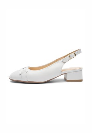 Chaussure à bride arrière en cuir blanc à petit talon, avec un bout carré, une boucle décorative à l'avant et une bride de cheville ajustable avec une boucle dorée.