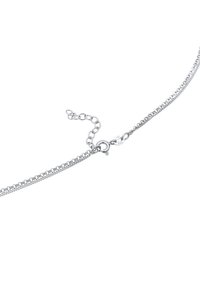 Zilveren ketting met in elkaar grijpende schakels, voorzien van een karabijnsluiting en een verstelbare verlengketting. Gemerkt met "925" voor sterling zilver.