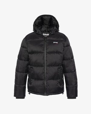 Chaqueta de plumas negra con capucha, cremallera frontal, bolsillos laterales y pequeño logo blanco y rojo de "Schott NYC" en el lado izquierdo del pecho.