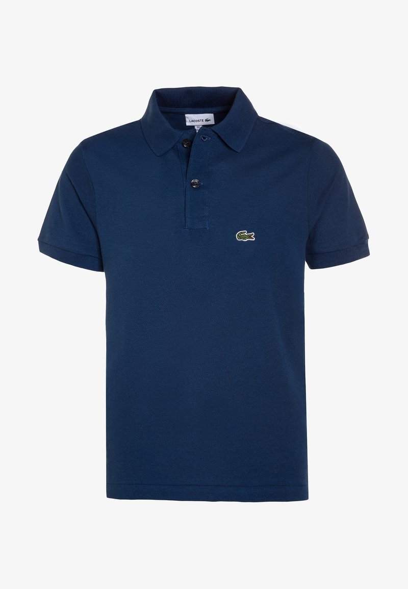 Polo navy blu realizzato in cotone dalla texture, con una chiusura a tre bottoni e un piccolo logo di un coccodrillo verde sul lato sinistro del petto.