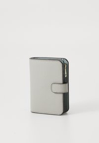 Grijze leren portemonnee met textuur, flapsluiting en contrasterende groene binnenkant. Heeft zichtbare stiksels en een compacte, rechthoekige vorm.